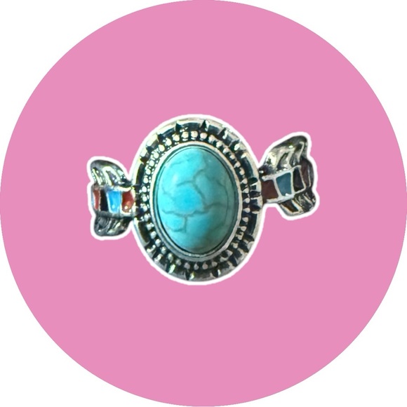 Jewelry - 🎉HP🎉Beautiful Silver Fashion Ring🎉HP🎉